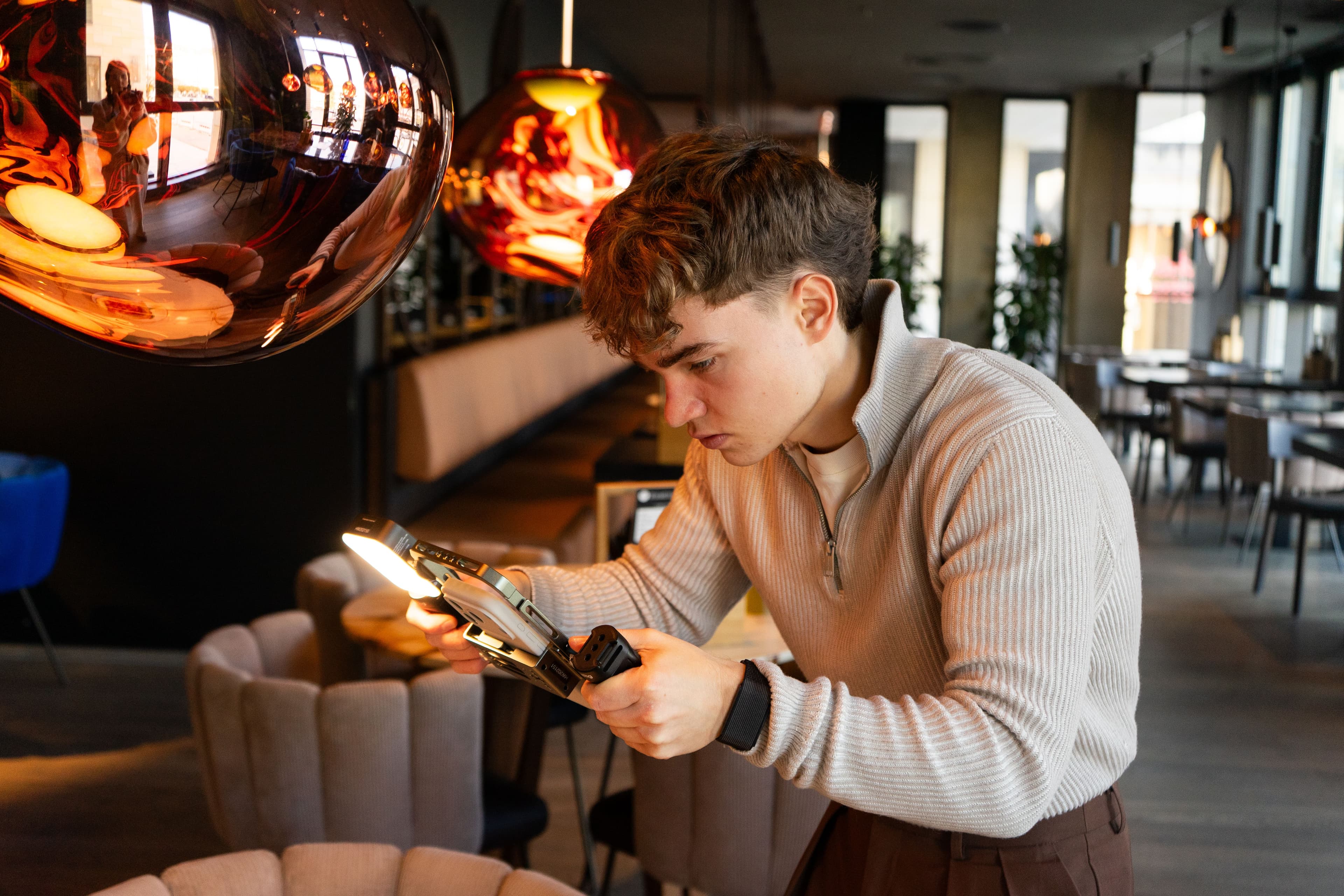 BTS bei sachs.weiter - Pierre mit Handy beim Filmen